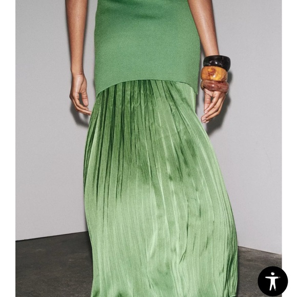 PLEATED KNIT COMBINATION DRESS Green Sleeveless Dress. Size M - Picture 3 of 10